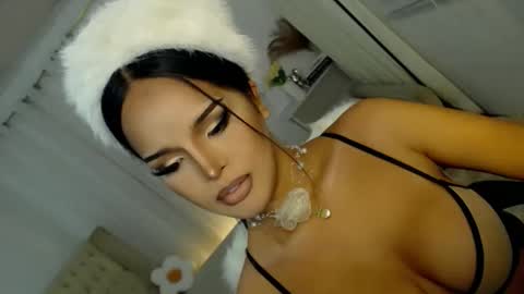 Snapshot of lucy_heartfiliaxxx chatting on 12.23.25 MONA online show from 12.23.25