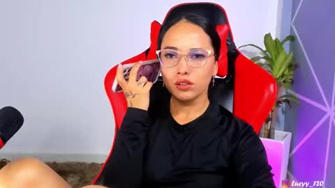 Snapshot of lucyy_rose chatting on 11.25.25 o online show from 11.25.25