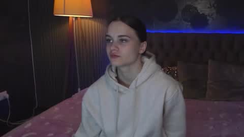 Snapshot of luisaclover chatting on 11.09.25 LuisaClover online show from 11.09.25