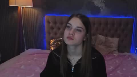 Snapshot of luisaclover chatting on 11.10.25 LuisaClover online show from 11.10.25