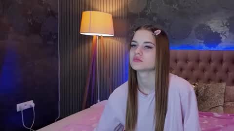 Snapshot of luisaclover chatting on 11.13.25 LuisaClover online show from 11.13.25