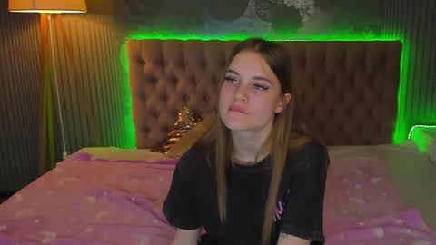 Snapshot of luisaclover chatting on 11.18.25 LuisaClover online show from 11.18.25