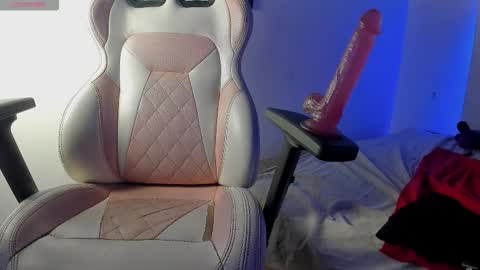 Snapshot of lulu_js_ chatting on 10.14.25 elizabeth online show from 10.14.25