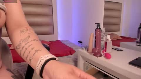 Snapshot of lulu_js_ chatting on 11.13.25 elizabeth online show from 11.13.25