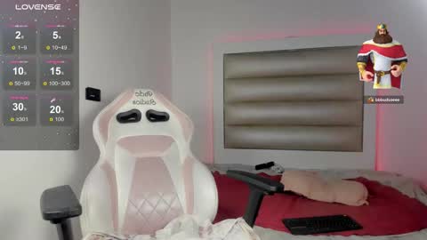 Snapshot of lulu_js_ chatting on 12.05.25 elizabeth online show from 12.05.25