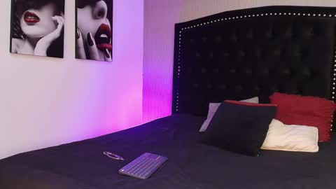 Snapshot of luna_and_titan chatting on 11.09.25 Luna And Titan online show from 11.09.25