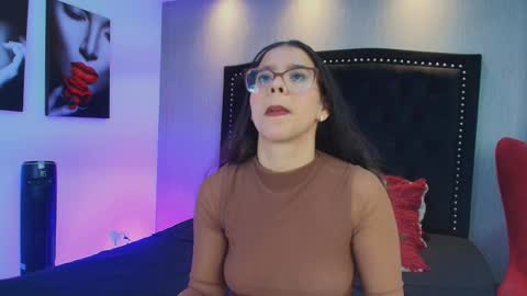 Snapshot of luna_and_titan chatting on 12.01.25 Luna And Titan online show from 12.01.25