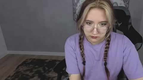 Luna Host online show from 04.26.26