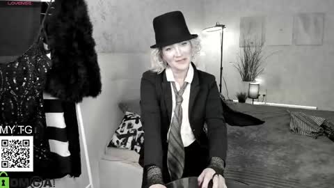 luna_lew1s online show from 10.21.25