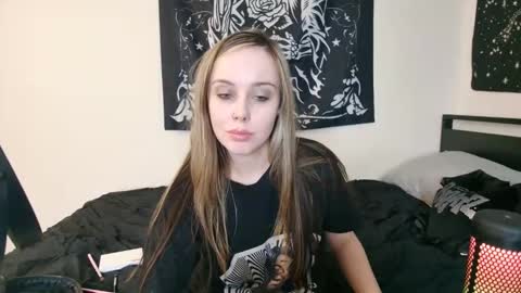 Snapshot of luna_lovelyy chatting on 10.21.25 Luna online show from 10.21.25