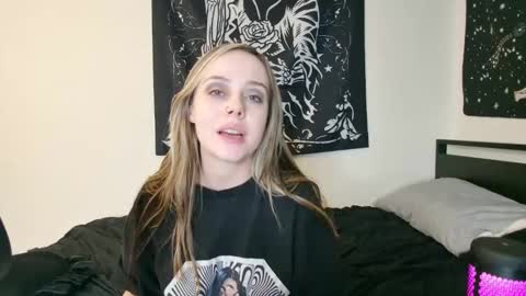 Snapshot of luna_lovelyy chatting on 10.23.25 Luna online show from 10.23.25