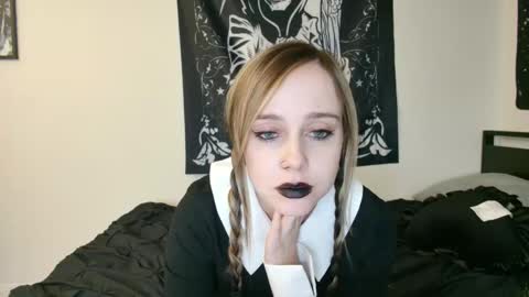 Snapshot of luna_lovelyy chatting on 10.30.25 Luna online show from 10.30.25