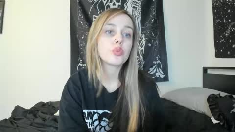 Snapshot of luna_lovelyy chatting on 11.04.25 Luna online show from 11.04.25