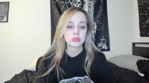 Snapshot of luna_lovelyy chatting on 11.05.25 Luna online show from 11.05.25