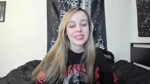 Snapshot of luna_lovelyy chatting on 11.10.25 Luna online show from 11.10.25