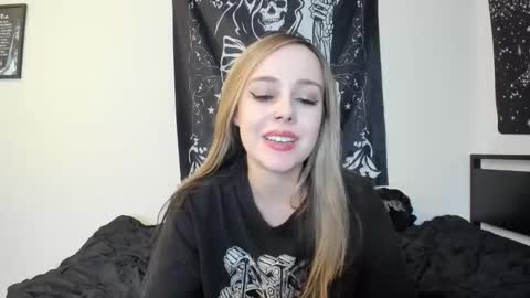 Snapshot of luna_lovelyy chatting on 11.11.25 Luna online show from 11.11.25