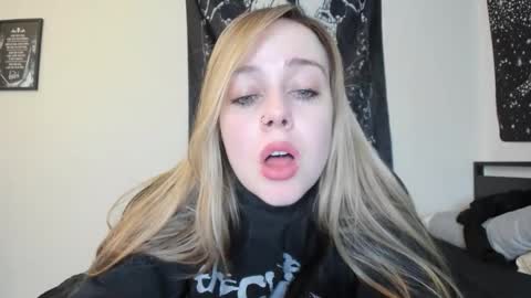 Snapshot of luna_lovelyy chatting on 11.18.25 Luna online show from 11.18.25