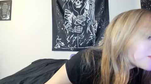 Snapshot of luna_lovelyy chatting on 11.19.25 Luna online show from 11.19.25