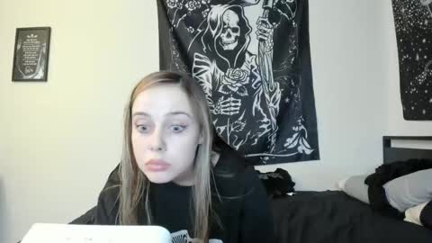 Snapshot of luna_lovelyy chatting on 11.20.25 Luna online show from 11.20.25