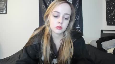 Snapshot of luna_lovelyy chatting on 11.22.25 Luna online show from 11.22.25