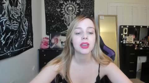 Snapshot of luna_lovelyy chatting on 11.27.25 Luna online show from 11.27.25