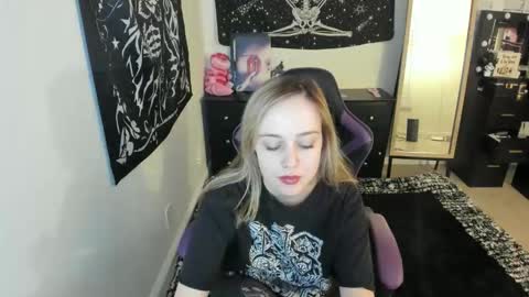 Snapshot of luna_lovelyy chatting on 12.02.25 Luna online show from 12.02.25