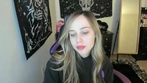 Snapshot of luna_lovelyy chatting on 12.05.25 Luna online show from 12.05.25