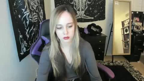 Snapshot of luna_lovelyy chatting on 12.14.25 Luna online show from 12.14.25