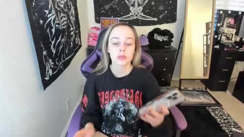 Snapshot of luna_lovelyy chatting on 12.15.25 Luna online show from 12.15.25