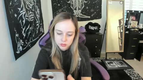 Snapshot of luna_lovelyy chatting on 12.16.25 Luna online show from 12.16.25