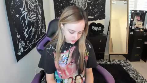 Snapshot of luna_lovelyy chatting on 12.17.25 Luna online show from 12.17.25