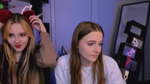 Snapshot of luna_tin chatting on 09.30.25 Luna online show from 09.30.25