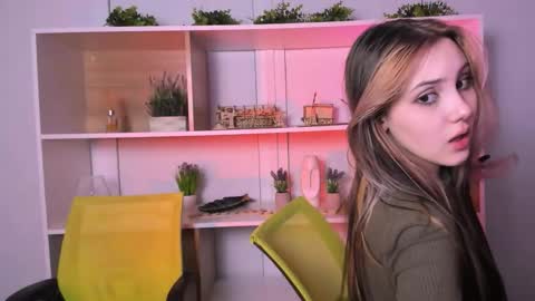 Snapshot of luna_tin chatting on 10.23.25 Luna online show from 10.23.25