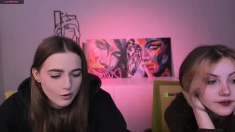 Snapshot of luna_tin chatting on 11.19.25 Luna online show from 11.19.25