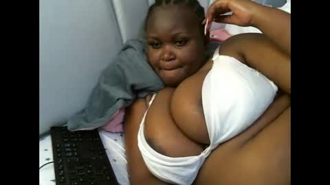 lunabloom01 online show from 11.11.25