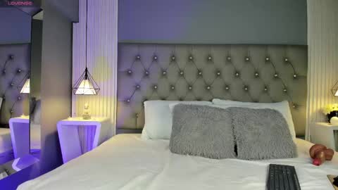 Luna  online show from 11.22.25