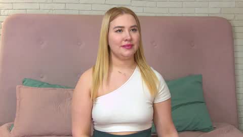 Snapshot of lunahouston chatting on 02.07.25 LunaHouston online show from 02.07.25