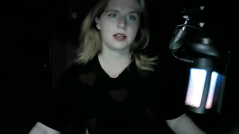 lunamystique_ online show from 10.04.25