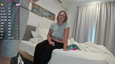 Snapshot of lunapearl__ chatting on 10.29.25 LunaPearl   online show from 10.29.25