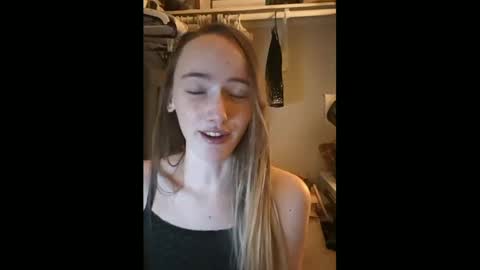 Snapshot of lunapixie2020 chatting on 01.18.25 lunapixie2020 online show from 01.18.25