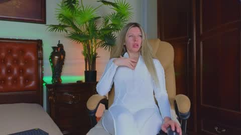 Snapshot of lunarishi chatting on 04.10.26 Luna Rishi online show from 04.10.26