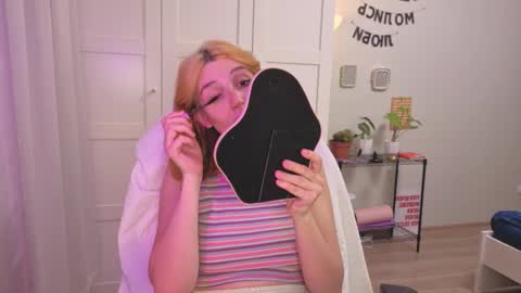 Snapshot of lunatale chatting on 01.17.26 Kate online show from 01.17.26