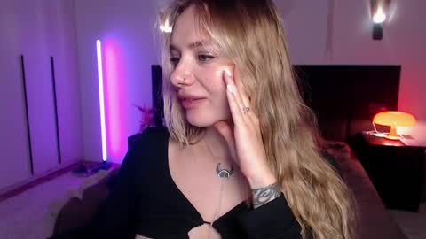 Snapshot of lunaticabae chatting on 02.22.25 LunaticaBae online show from 02.22.25