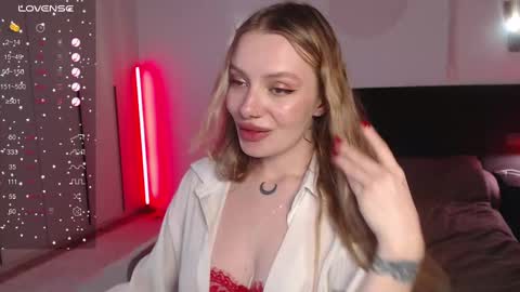 Snapshot of lunaticabae chatting on 03.10.25 LunaticaBae online show from 03.10.25