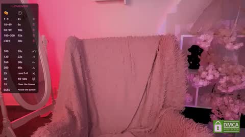 Snapshot of lunavibee chatting on 09.28.25 Luna online show from 09.28.25