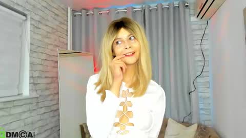 Snapshot of lune_fallenstar chatting on 06.20.26 Lune FallenStar online show from 06.20.26