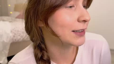 Snapshot of lunoria chatting on 12.18.25 lunoria online show from 12.18.25