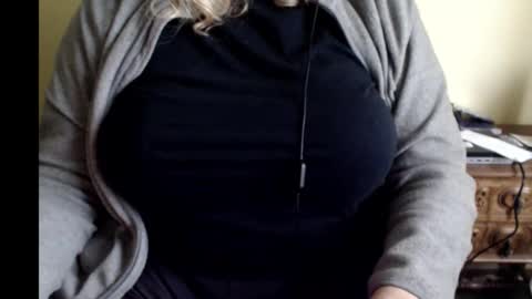 LunoviaXL online show from 12.14.25