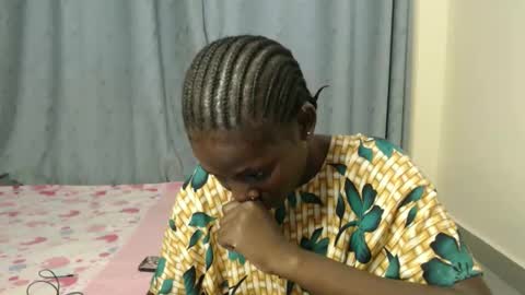 Snapshot of luo_queen chatting on 09.15.25 luo_queen online show from 09.15.25