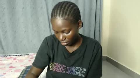 Snapshot of luo_queen chatting on 09.21.25 luo_queen online show from 09.21.25